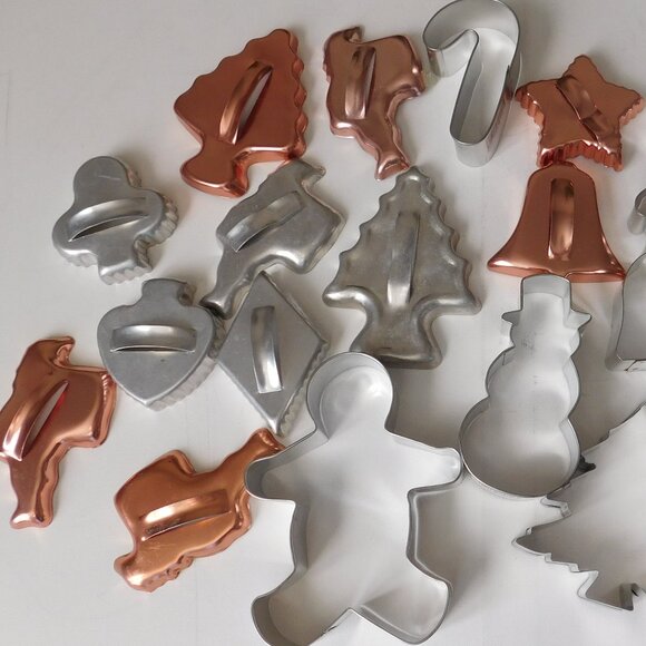 Mixed lot of 60  Plastic & Metals   Holiday Cookie Cutters Christmas - Picture 13 of 13